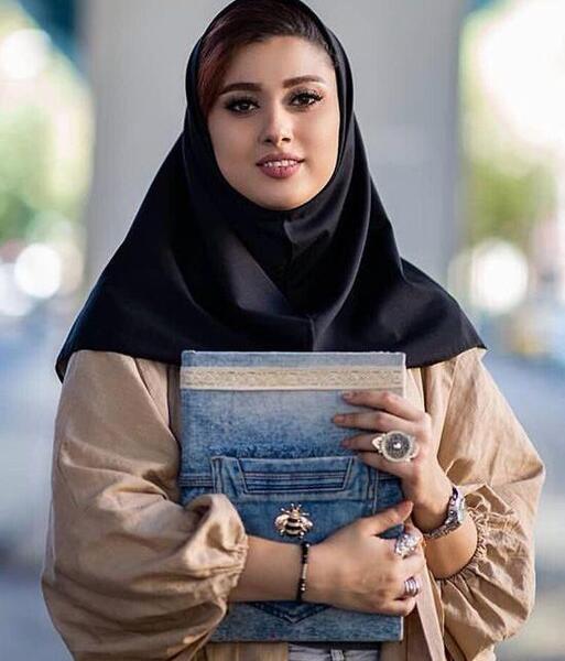 ژست عکس دخترانه دانشجویی