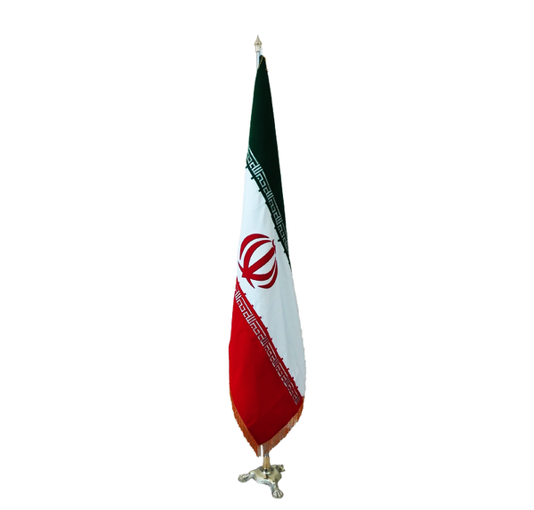 عکس پرچم ایران ایستاده