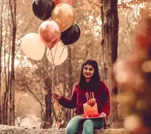 ژست عکس تولد بزرگسالان در فضای باز