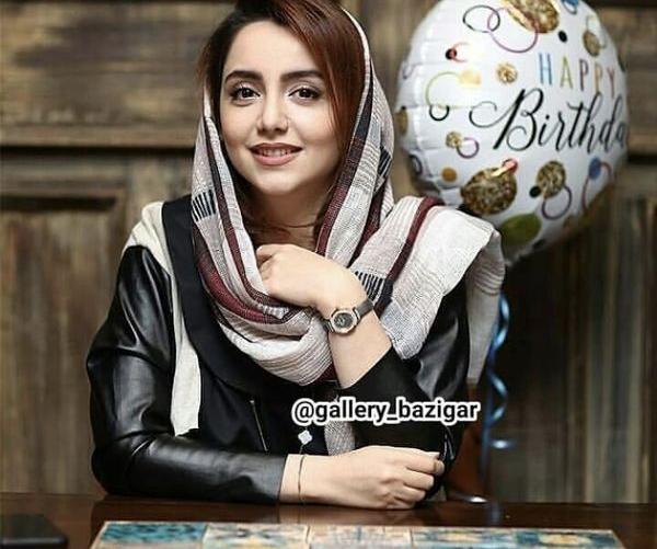 ژست عکس تولد دخترانه در کافه