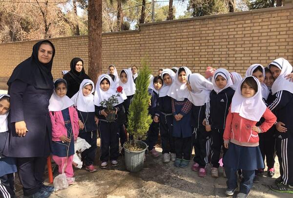 عکس روز درختکاری دانش آموزان
