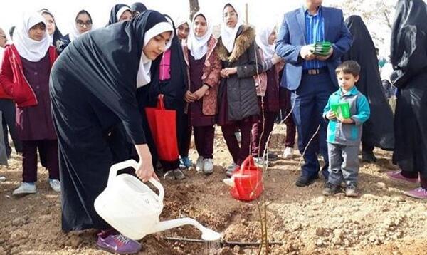 عکس روز درختکاری دانش آموزان