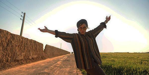 ژست عکس پسرانه در جاده