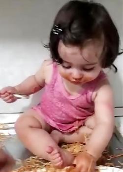عکس نی نی در حال غذا خوردن