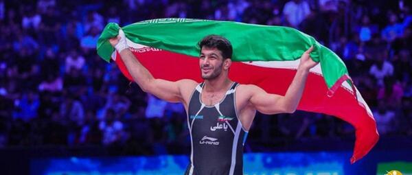 عکس حسن یزدانی با پرچم ایران