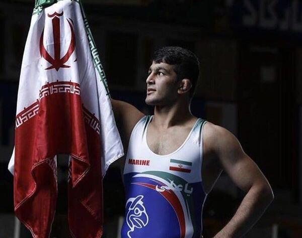 عکس حسن یزدانی با پرچم ایران