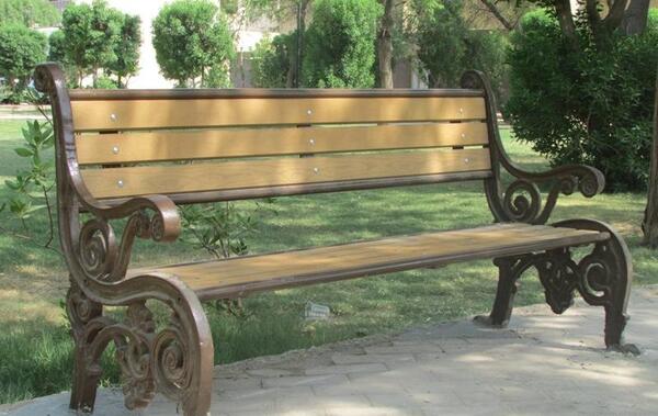ژست عکس روی نیمکت پارک