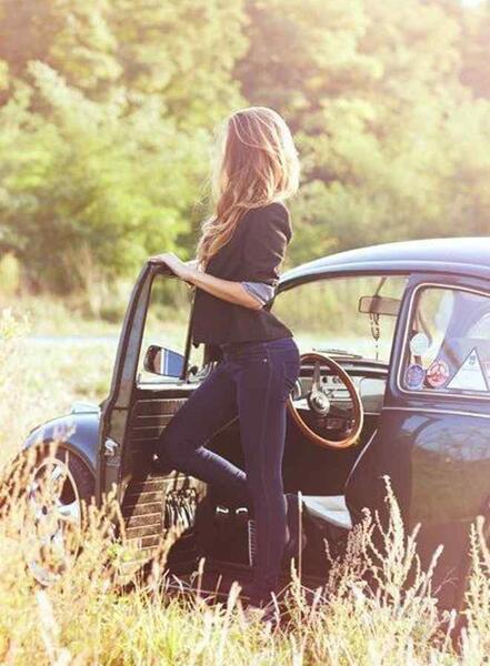 ژست عکس با ماشین اسپرت دخترانه