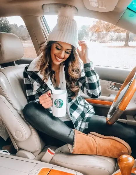 ژست عکس با ماشین اسپرت دخترانه