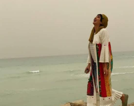 ژست عکس تولد کنار دریا