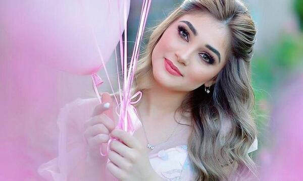 ژست عکس تولد کنار دریا