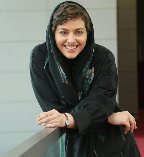 عکسهای ریحانه پارسا با شلوارک مردانه