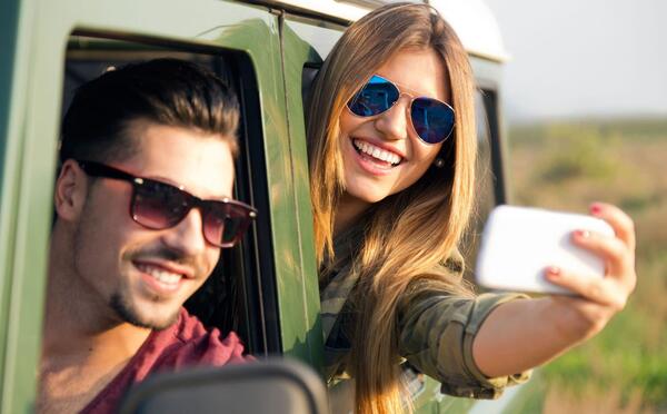 ژست عکس گرفتن سلفی دونفره