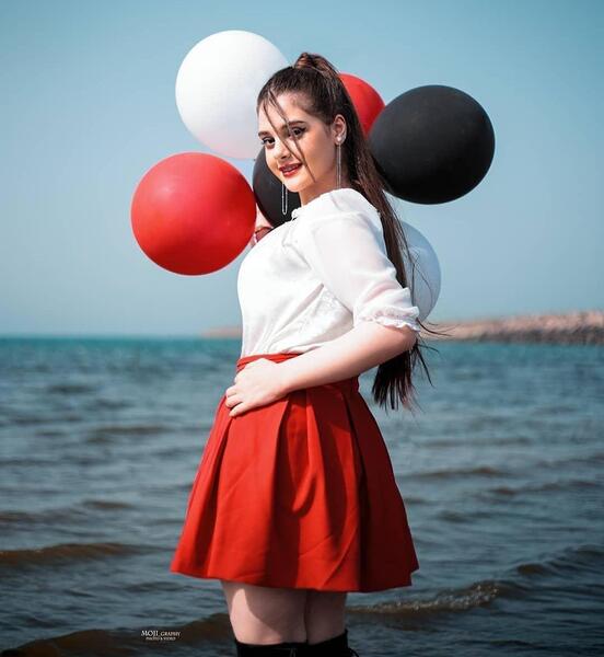 ژست عکس دخترانه با بادکنک