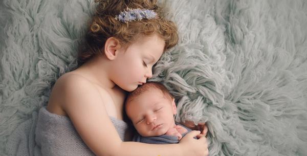 خلاقانه ژست عکس کودک در منزل