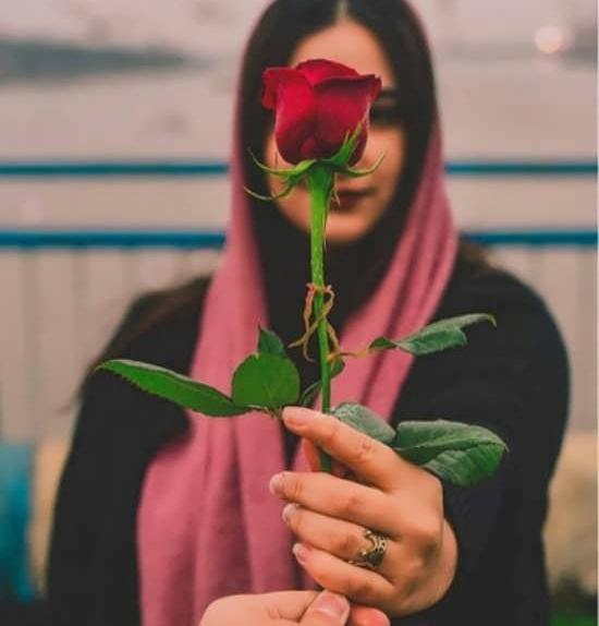 ژست عکس دونفره با گل