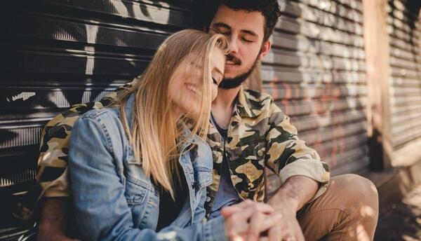 ژست عکس دونفره روی صندلی