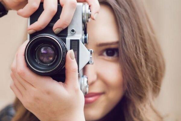 ژست عکس با دوربین عکاسی