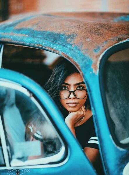 ژست عکس با ماشین شاسی بلند