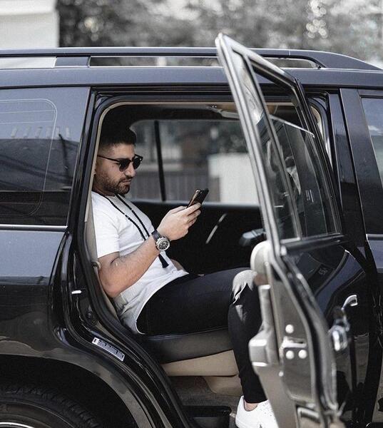 ژست عکس با ماشین شاسی بلند