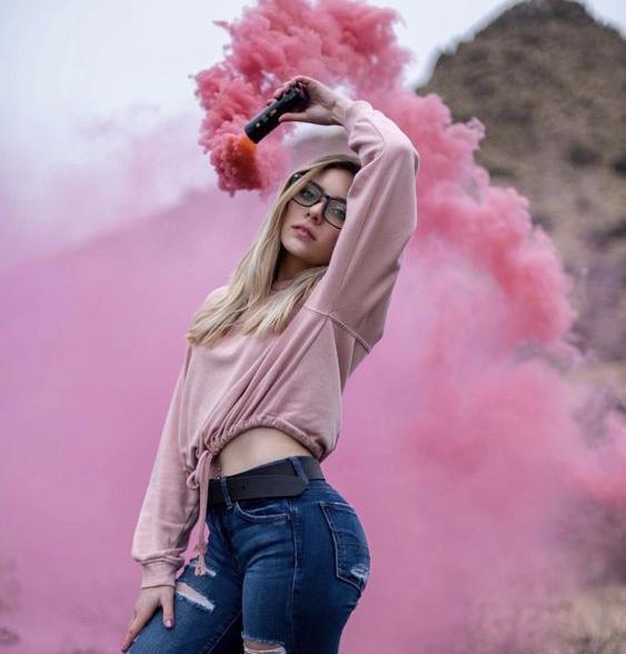 ژست عکس تولد با دود رنگی