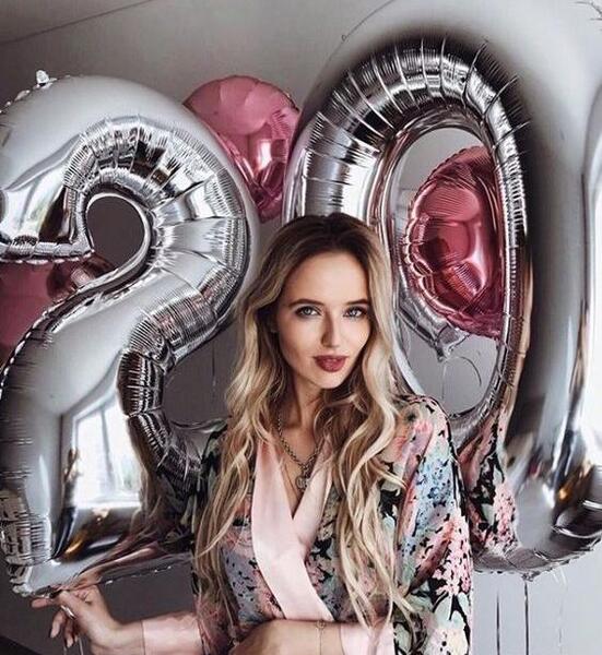 ژست عکس تولد اینستاگرام