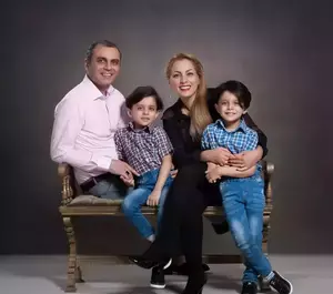 ژست عکس خانوادگی در آتلیه