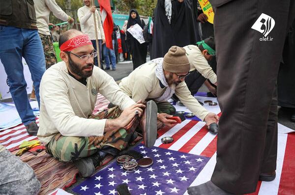 عکس پرچم آمریکا زیر پا
