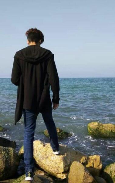 ژست عکس پسرانه کنار دریا