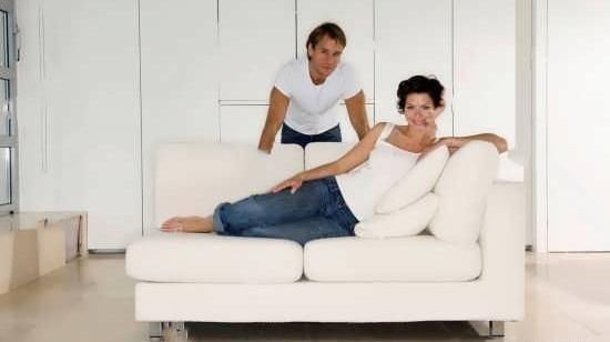 ژست عکس دونفره روی مبل