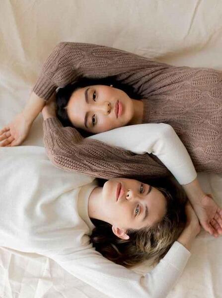 ژست عکس دونفره روی مبل