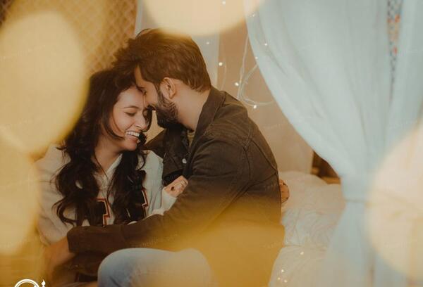 ژست عکس دونفره روی مبل