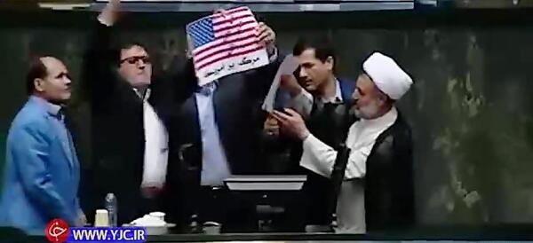 عکس آتش زدن پرچم آمریکا در مجلس