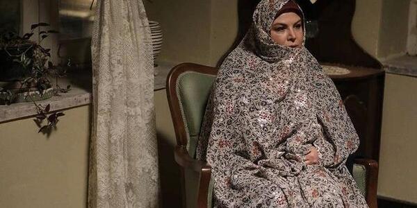 ژست عکس با چادر گل گلی