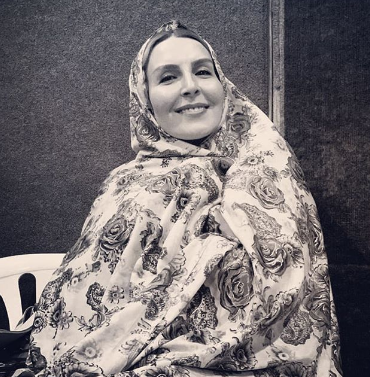 ژست عکس با چادر گل گلی