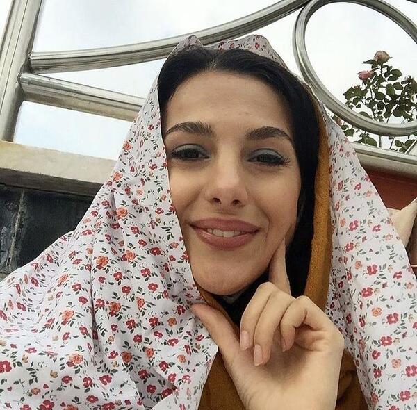 ژست عکس با چادر گل گلی