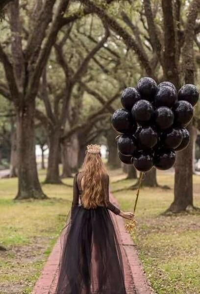 ژست عکس تولد بزرگسال در فضای باز