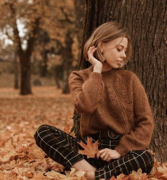 ژست عکس پاییزی در جنگل