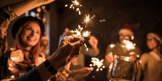 ژست عکس دونفره با فشفشه