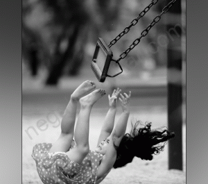 عکس ژست عکاسی دخترانه روی تاب