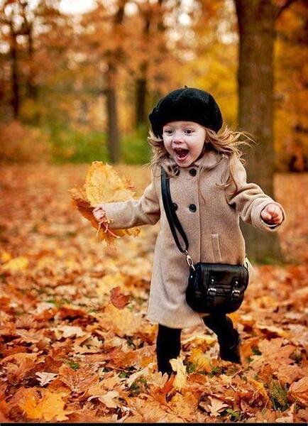 ژست عکس پاییزی کودک