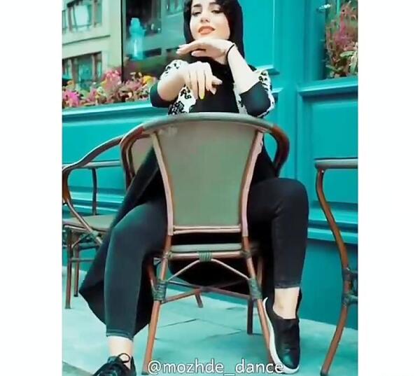 ژست عکس رو صندلی