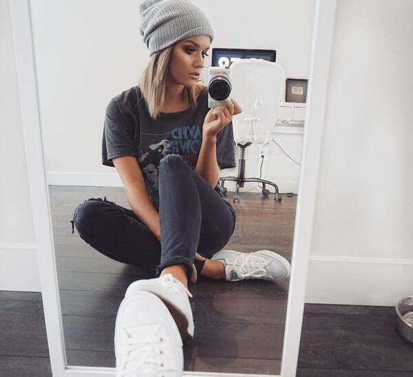 ژست عکس قدی جلو آینه