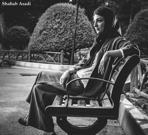 ژست عکس روی صندلی پارک