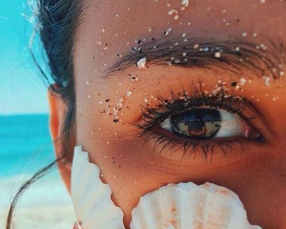 ژست عکس سلفی کنار دریا