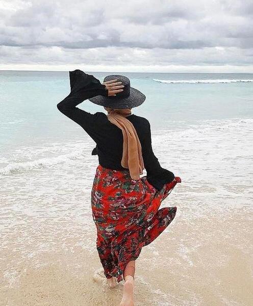 ژست عکس سلفی کنار دریا