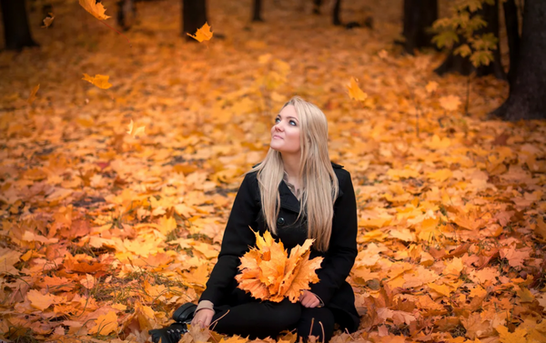 ژست عکس پاییزی با انار