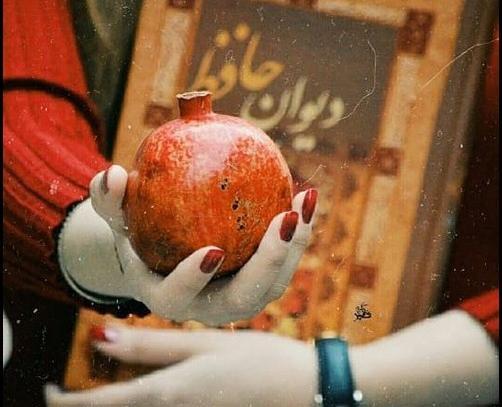ژست عکس پاییزی با انار