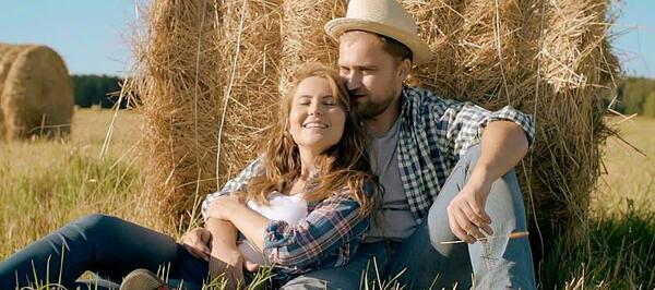 عکس ژست عکاسی دونفره در گندم زار