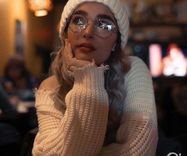 عکس ژست عکاسی دخترانه با عینک